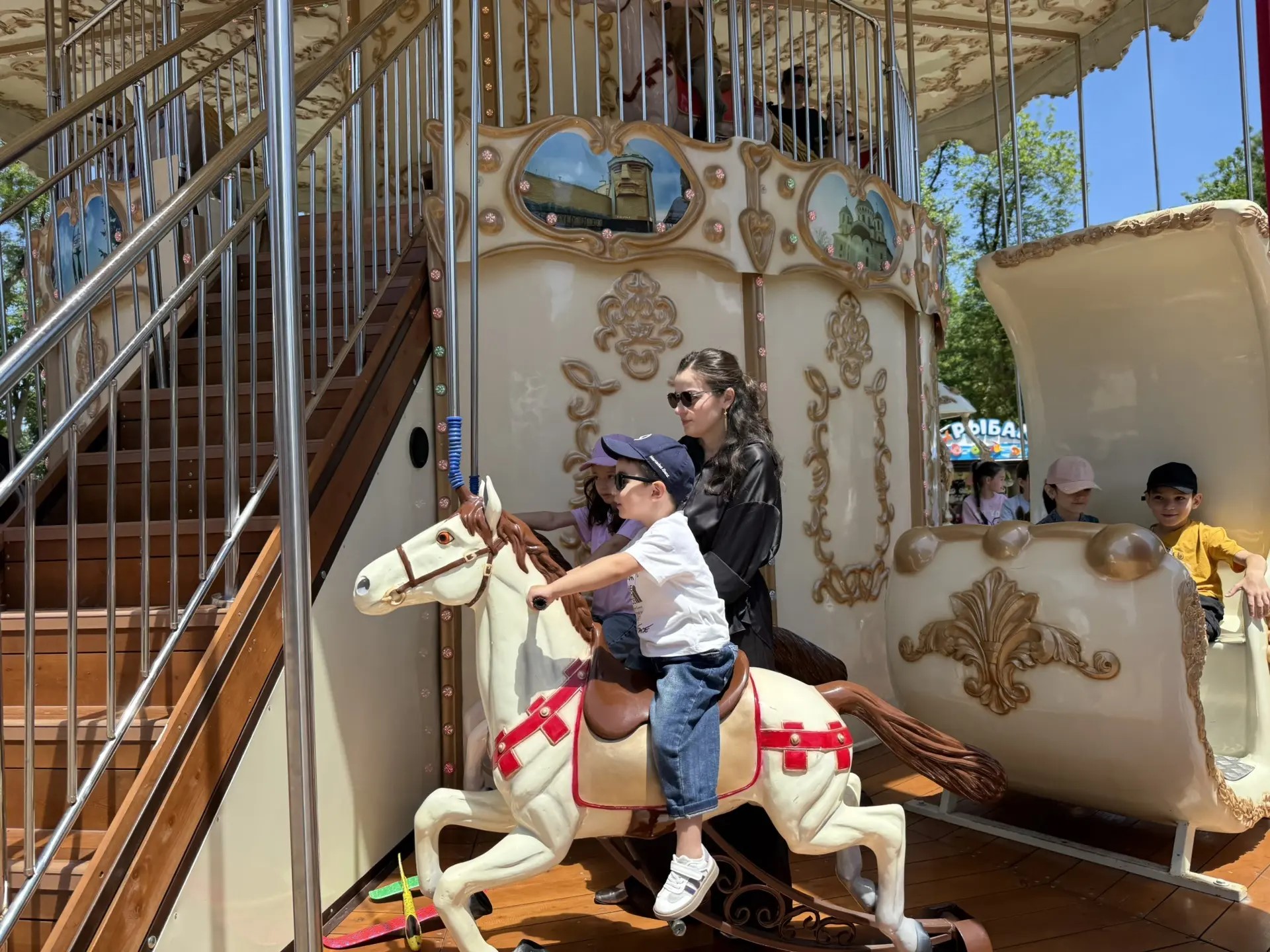 Благотворительная акция для детей на территории парка аттракционов