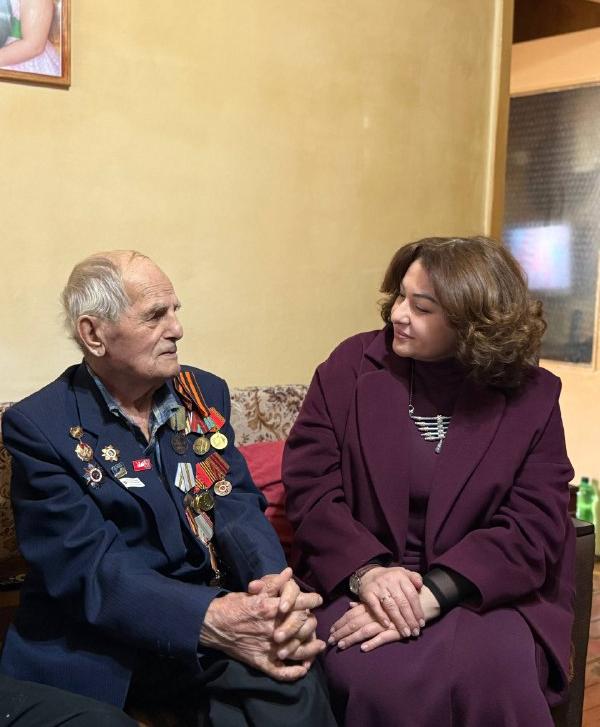 Сегодня, от имени минтрудсоцзащиты КБР Тахира Тогузаева,  ветерана ВОВ Николая Васильевича Караганова с 99-летием поздравила заместитель министра Диана Далова
