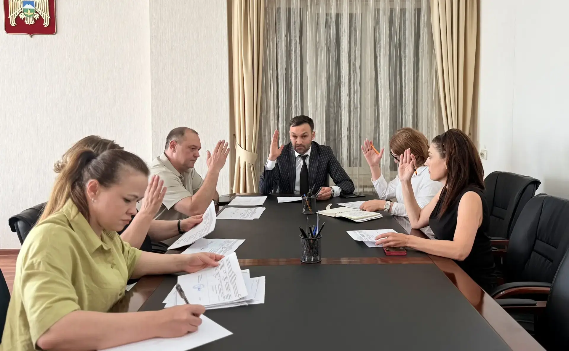 В Минтрудсоцзащиты КБР под председательством заместителя министра Анатолия Шетова состоялось очередное заседание комиссии по рассмотрению вопросов включения отдельных периодов в стаж государственной гражданской службы