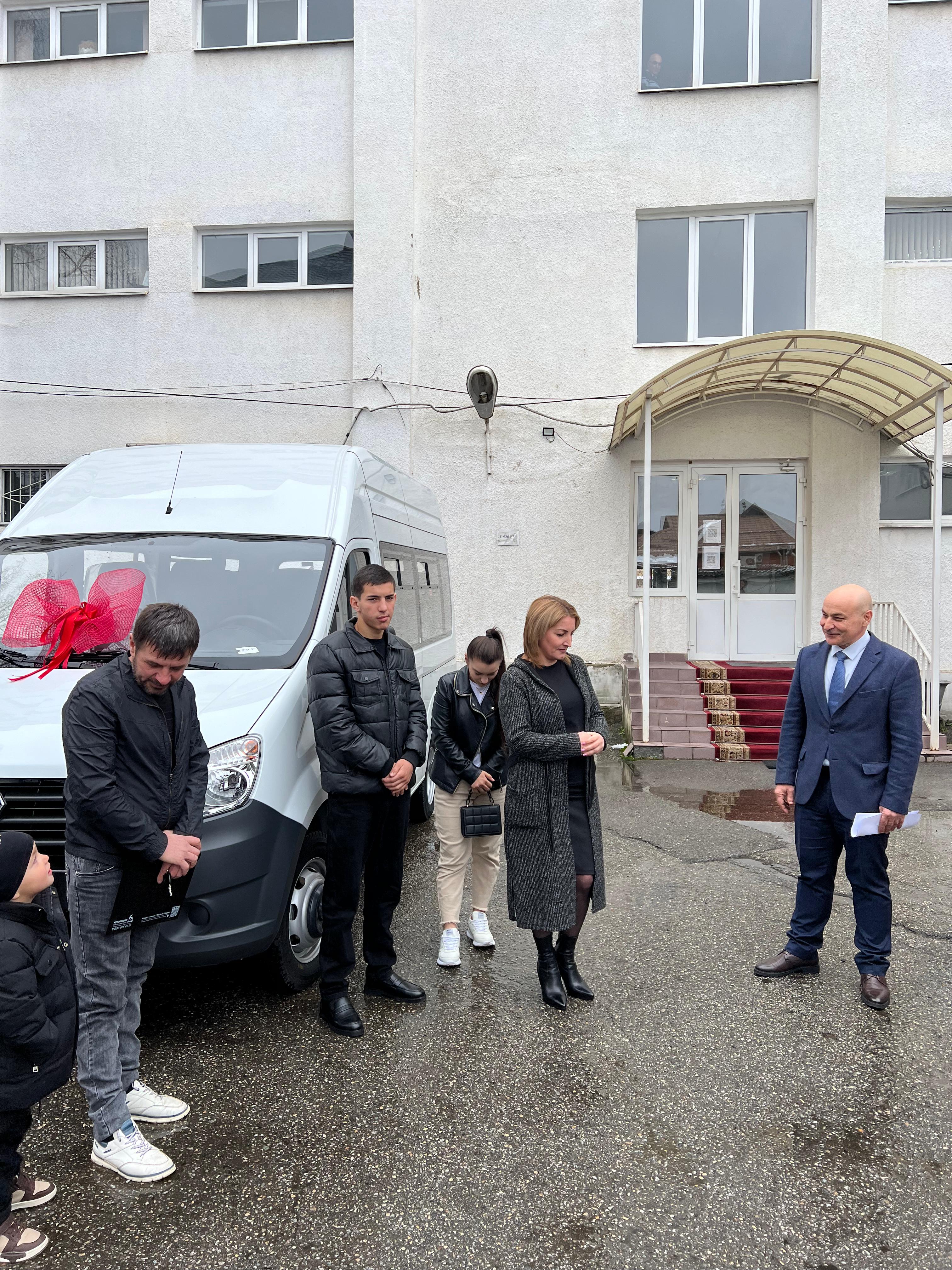 Министр труда и социальной защиты Кабардино-Балкарской Республики Тогузаев Тахир Магомедович передал ключи от автомобиля семье Куашевых