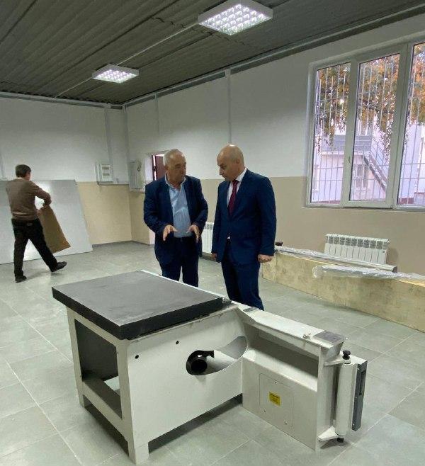 Министр труда и социальной защиты КБР Тахир Тогузаев 31 октября 2025 года посетил с рабочим визитом ГКУ «Республиканский социально-реабилитационный центр «Намыс». 