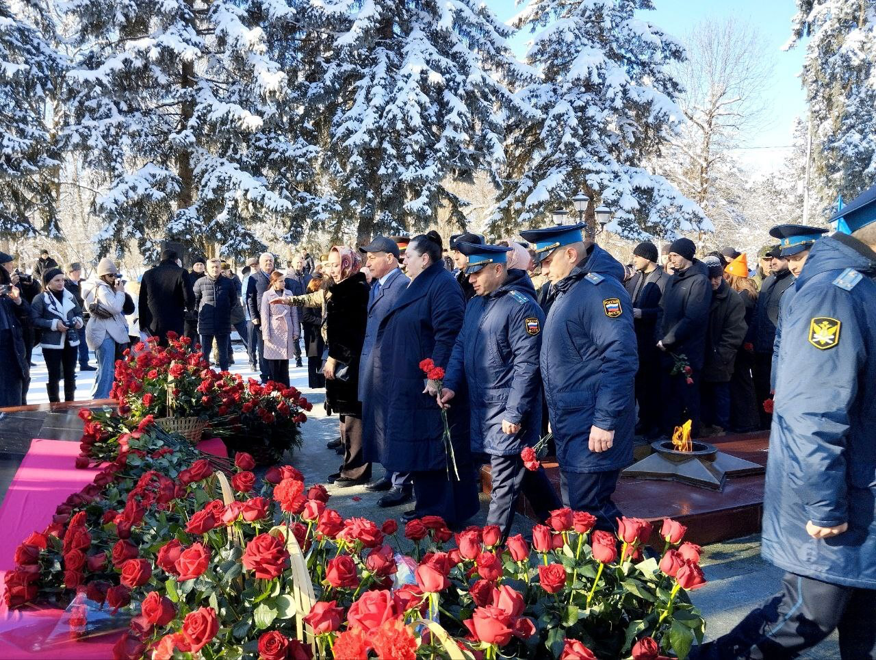 Торжественное возложение цветов к мемориалу «Вечный огонь Славы» в честь Дня защитника Отечества