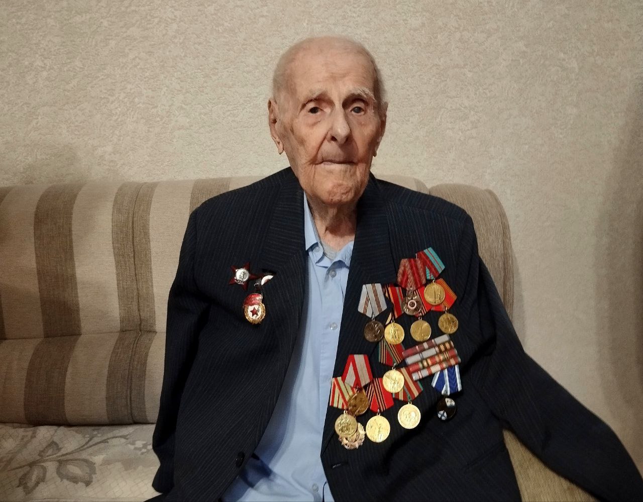 Продолжаются поздравления инвалидов и участников ВОВ 1941-1945 годов, посвященные 80-летию Великой Победы