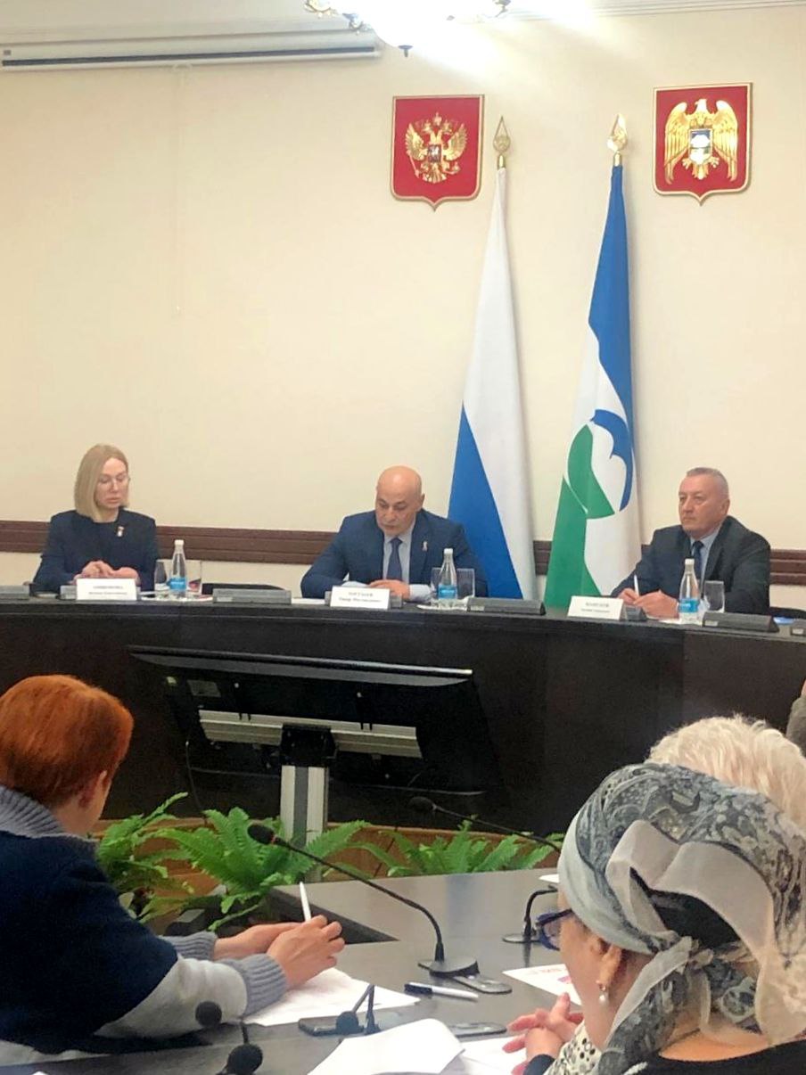 28.04.2025г. в малом зале Дома Правительства состоялось заседание Кабардино-Балкарии трехсторонней комиссии по регулированию социально-трудовых отношений