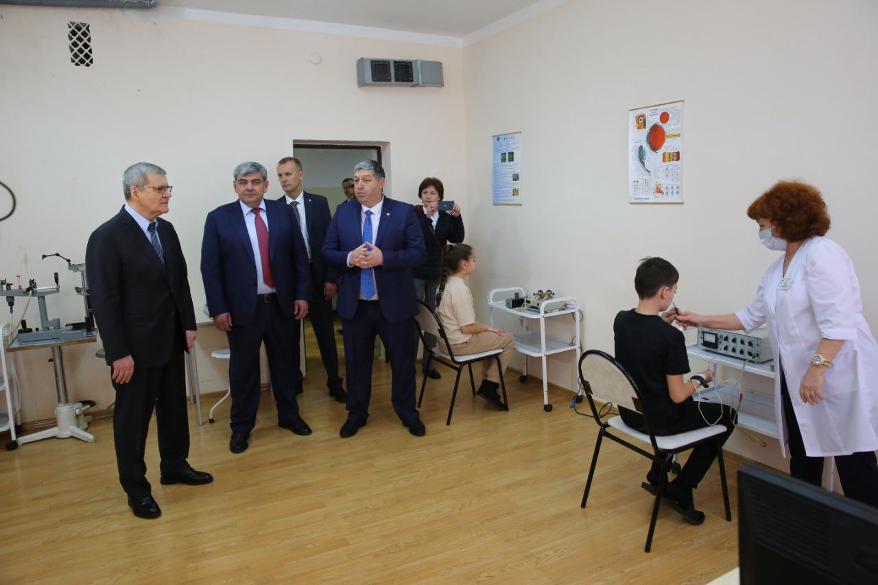 Сегодня полномоченный представитель Президента Российской Федерации в Северо-Кавказском федеральном округе Юрий Чайка посетил детский социально-реабилитаионный центр "Радуга"